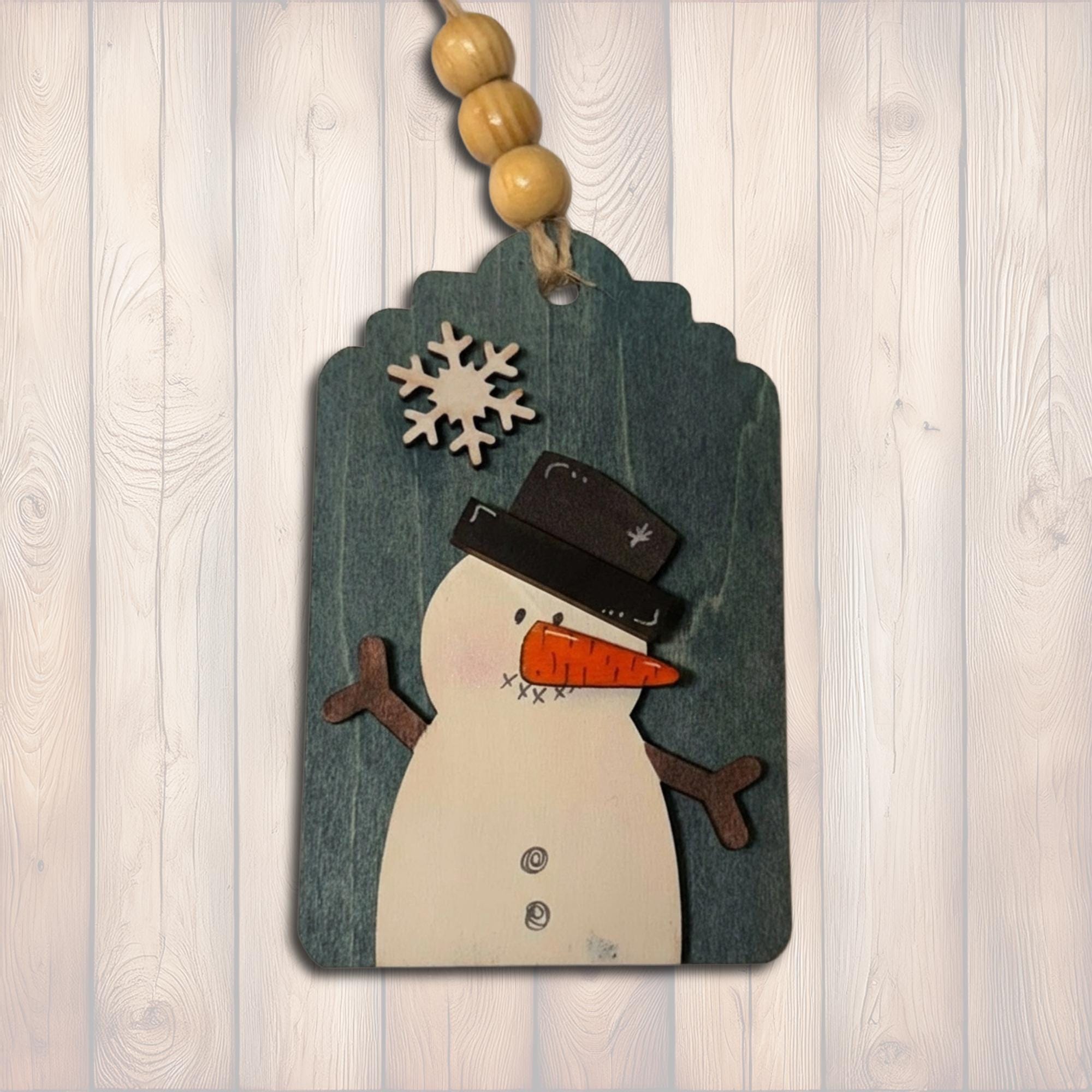 Rustic Wooden Snowman Ornament Tag – Hand-Painted Christmas Decoration – Farmhouse Winter Snowflake Gift Tag – Holiday Tree Decor